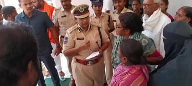 ముధోల్: బైంసా పట్టణంలో నిర్వహించిన గ్రీవెన్స్ డే లో ప్రజల నుండి అర్జీలు స్వీకరించిన ఎస్పీ జానకి షర్మిల