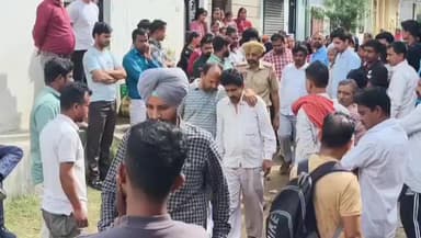 ਲੁਧਿਆਣਾ ਪੂਰਬੀ: ਮੁੰਡਿਆ ਕਲਾ ਇਲਾਕੇ ਚ ਪੰਜ ਭੈਣਾਂ ਦੇ ਇਕਲੌਤੇ ਭਰਾ ਨੇ ਸ਼ੱਕੀ ਹਾਲਾਤਾਂ ਚ ਲਿਆ ਫਾਹਾ, ਮਾਪੇ ਕਰਨ ਲੱਗੇ ਸੀ ਸਸਕਾਰ,ਪੁਲਿਸ ਨੇ ਆ ਕੇ ਰੋਕਿਆ