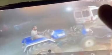 #नैनीताल जिले का #कालाढूंगी के सामीप #चकलुवा में रात को सरेआम सड़क पर पुरानी #utarakhad रंजिश आय सामने। जब एक ट्रैक्टर सव...