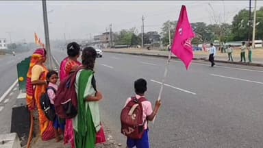 जीटी रोड पर स्थित देवली गांव के उत्क्रमित मध्य विद्यालय में पढ़ने वाले सैकड़ों बच्चों की जिंदगी है खतरें पर लाल झंडा लेक...