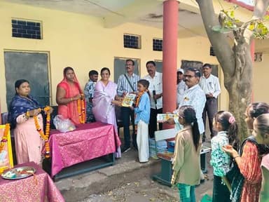 #स्कूल_चलें_हम अभियान के अंतर्गत खंड स्त्रोत समन्वयक श्रीमती रेखा गिरी द्वारा सीएम राईज विद्यालय पेटलावद में प्रवेशोत्सव...