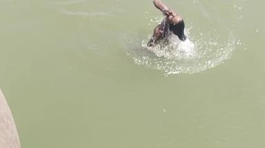 गोरखपुर: राप्ती में जोखिम भरा रोमांच, जरा सी चूक से हो सकता है हादसा