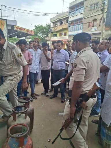 रजौली में अवैध गैस सिलेंडर भंडारण पर छापेमारी, दो गिरफ्तार।
अनुमंडल पदाधिकारी, रजौली के आदेश के आलोक में गठित धावा दल ...