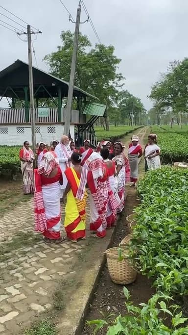 ডিব্ৰুগড়ৰ মনোহৰী চাহ বাগিচাত মহিলা চাহ শ্ৰমিকসকলৰ সৈতে ঝুমুৰ নৃত্যত ভাগ ল'লে প্ৰধানমন্ত্ৰী মোদীয়ে।
#PMModiInAssam । ...