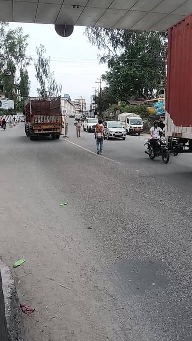 एंट्री टैक्स को लेकर भड़की ट्रक यूनियन यमुना घाट बैरियर