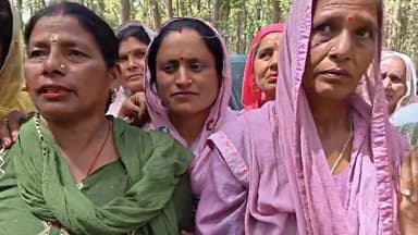 वन विभाग से भीड़ गई ग्रामीण महिलाएं और नाथुराम चौहान