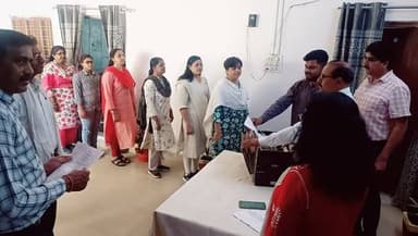 माह अप्रैल 2026 के प्रथम कार्य दिवस 01 अप्रैल को आज कलेक्ट्रेट कार्यालय में डिप्टी कलेक्टर् और विभिन्न विभागों के अधिकार...