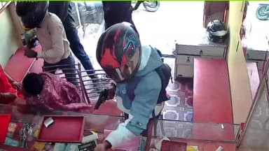 दानापुर से एक सनसनीखेज मामला सामने आया है,
जहां बेखौफ अपराधियों ने दिनदहाड़े एक ज्वेलरी दुकान को निशाना बनाया।
#danapur_...