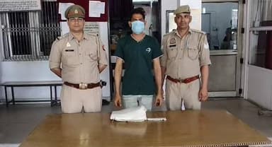 थाना सिम्भावली पुलिस ने जूते की दुकान में घटित चोरी की घटना में वांछित चल रहे एक अभियुक्त को किया गिरफ्तार, जिसके कब्जे ...