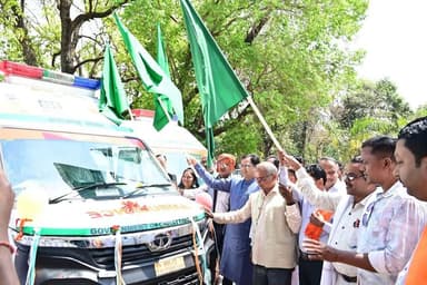 अत्याधुनिक सुविधाओं से सुसज्जित चार एंबुलेंस को हरी झंडी दिखाकर विधायक ने किया रवाना।
#chhattisgarhcmo
#dprchhattisgarh...