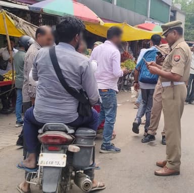 #SPDeoria के निर्देशन में यातायात प्रभारी देवरिया श्री गुलाब सिंह मय यातायात पुलिस देवरिया द्वारा सड़क दुर्घटनाओं की रोक...