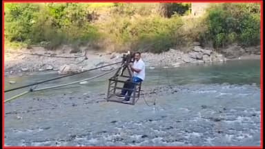 #केदारनाथ विधानसभा में बोलता विकास, मंदाकिनी नदी को जान जोखिम में डालकर इस तरह पार करते ग्रामीण।
आपदा के 13 साल बाद भी ...