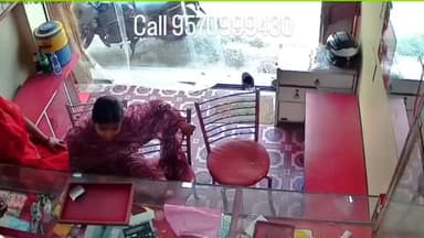 दानापुर से एक सनसनीखेज मामला सामने आया है,
जहां बेखौफ अपराधियों ने दिनदहाड़े एक ज्वेलरी दुकान को निशाना बनाया।
#danapur_...