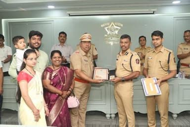 पोलीस आयुक्तालय, सोलापूर शहर येथील नियत वयोमानानुसार सेवानिवृत्त झालेल्या पोलीस अधिकारी यांचा सत्कार पोलीस आयुक्त मा. एम...