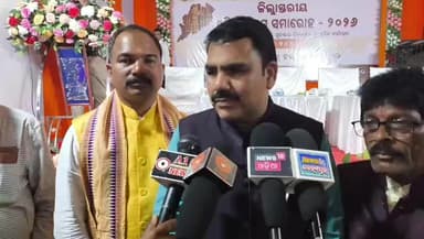 ଉମରକୋଟ: ଶାସ୍ତ୍ରୀ ଭଵନରେ ଜିଲ୍ଲା ସ୍ତରୀୟ ଉତ୍କଳ ଦିବସ କାର୍ଯ୍ୟକ୍ରମ ରେ ଯୋଗଦେଈ ମତ ଦେଲେ ରାଜ୍ୟ ଗଣ ଶିକ୍ଷା ବିଭାଗ ମନ୍ତ୍ରୀ ଶ୍ରୀ ନିତ୍ୟାନନ୍ଦ ଗଣ୍ଡ