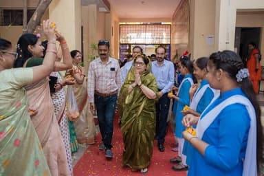 #स्कूल_चले_अभियान के तहत शासकीय भोज कन्या उ.मा.वि. धार में प्रवेशोत्सव कार्यक्रम आयोजित हुआ। विधायक नीना वर्मा की उपस्थि...