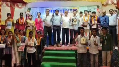 हरनौत: हरनौत बाजार के चंडी रोड स्थित मैरिज हॉल में मैट्रिक परीक्षा में सफल छात्र-छात्राओं को पुरस्कार वितरण