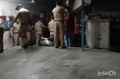 हरिद्वार: कार से टक्कर के चलते युवक की मौत के बाद लोगों ने चंडी घाट पुलिस चौकी को घेरा, पुलिस ने फटकारी लाठियां