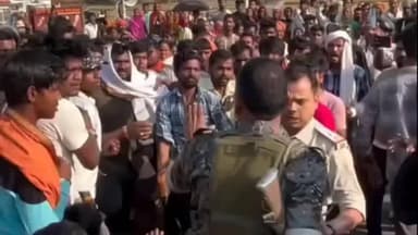 रमना: रमना के रामगढ़ मोड़ पर हादसे के बाद बवाल, पथराव के बाद पुलिस का बल प्रयोग, कई घायल