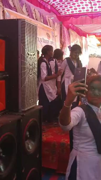 विद्यालय वार्षिक उत्सव और admission के लिए प्रचार नया तरीका बच्चों से कराया डांस #लहरिया_लुट_ये_राजा
महादेव_प्रभु_स्कूल