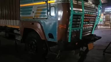 ಧಾರವಾಡ: ಧಾರವಾಡ ಬೈಪಾಸ್ ರಸ್ತೆಯಲ್ಲಿ ಕಾರಿಗೆ ಡಿಕ್ಕಿ ಹೊಡೆದುಕೊಂಡು ಹೋಗಿದ್ದ ಲಾರಿ ಪತ್ತೆ ಮಾಡಿದ ಧಾರವಾಡ ಸಂಚಾರ ಠಾಣೆ ಪೊಲೀಸರು ಯಶಸ್ವಿ