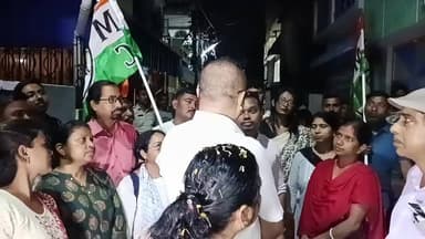 জনসংযোগে নাড়োগোপাল মুখার্জি ।