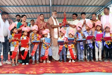 बच्चों पढ़ाई करों, खेल-कूद करों और गुरूजनों का सम्मान करों- मंत्री श्री @prahladspatel
मंत्री श्री प्रहलाद सिंह पटेल न...