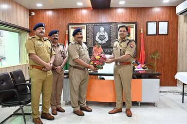 #SSP_अयोध्या द्वारा प्रतिसार निरीक्षक श्री संदीप कुमार राय के पुलिस उपाधीक्षक के पद पर पदोन्नति होने पर रैंक प्रतीक लगाक...