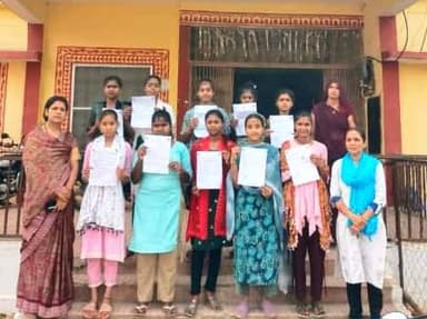 छात्राओं ने कराया टीकाकरण, किया जागरूकता का संदेश
==
शासकीय उच्चतर माध्यमिक विद्यालय लकलका की 12 छात्राओं ने टीकाकरण कें...