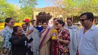 महंगाई डायन खाए जात है!
मोदी-मोहन सरकार द्वारा जनता पर लगातार डाली जा रही महंगाई की मार, एलपीजी गैस की किल्लत, पेट्रोल-डीजल की बढ़ती कीमतें और आज 1 अप्रैल से बढ़ाई जा रही बिजली दरों के विरोध में खंडवा जिला शहर कांग्रेस द्वारा जिला कांग्रेस