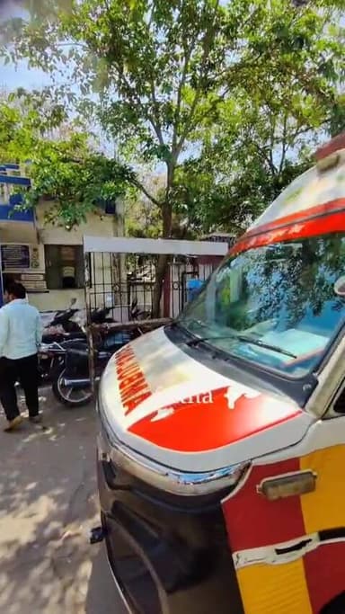 सतना- जिला अस्पताल के मेंन गेट में भारी जाम। आधा दर्जन एम्बुलेंस फ़सी कई एम्बुलेंस में गंभीर मरीज जो जाम में फंसे हुए।