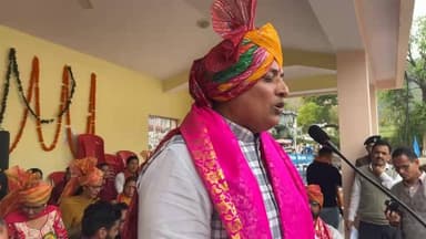 राज्यसभा सांसद अनुराग शर्मा कर रहे राज्य स्तरीय लघु शिवरात्रि मेला जोगिंदर नगर देवता मेले में उपस्थित जनसमूह को संबोधित