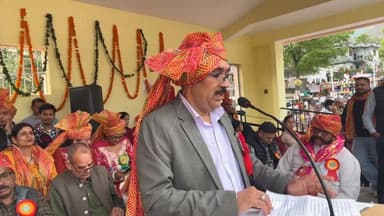 एस डी एम जोगिंद्रनगर मुनीश चौधरी कर रहे राज्य स्तरीय लघु शिवरात्रि मेला जोगिंदर नगर देवता मेले में उपस्थित जनसमूह को संब...