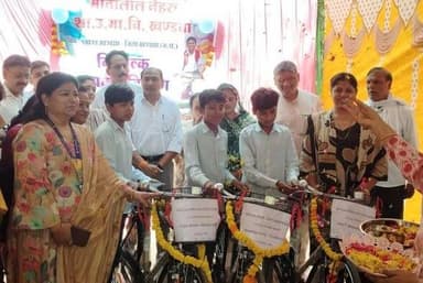 शाला प्रवेशोत्सव मनाया गया, विद्यार्थियों को पुस्तकें व साइकिलें वितरित की
---
स्कूल चलें अभियान के तहत बुधवार को शिक्षा...