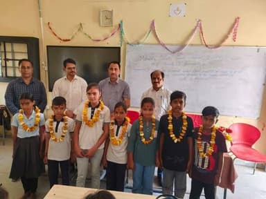 *कुश्तला में नव प्रवेशित बच्चों का तिलक ओर माला से स्वागत :*
*बोर्ड परीक्षा में सफलता पर विद्यार्थियों का किया सम्मान*
*...