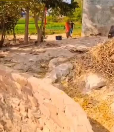 पति के पिटाई से बचने के लिए पत्नी कुएं में कूदी। #UPPolice #breakingnews #gwalior #gwaliorsmartcity #viral