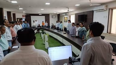 #बालाघाट
कलेक्ट्रेट में किया गया वंदे मातरम का गायन
कलेक्ट्रेट कार्यालय में प्रत्येक मास के प्रथम कार्य द...