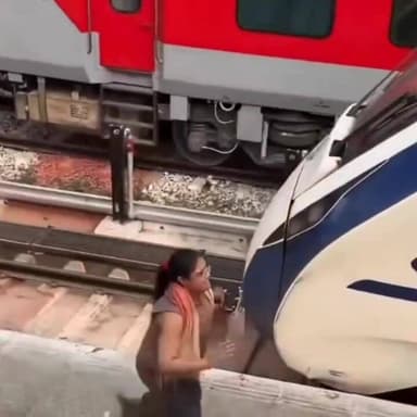 महिला ने जोड़े हांथ तो लोको पायलट ने रोक दी चलती बंदे भारत ट्रेन,,
#followersreels #viratvasundhara #hilights #follower...