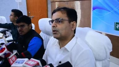 भागलपुर 01 अप्रैल 2026, भागलपुर के समीक्षा भवन में सचिव, लघु जल संसाधन विभाग, बिहार - सह- प्रभारी सचिव, भागलपुर जिला श्...