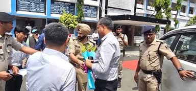 आज दिनांक 1 अप्रैल 2026 को समाहरणालय स्थित न्यू एनआईसी सभागार में पश्चिम एशिया में युद्ध से उत्पन्न परिस्थितियों के मद्द...