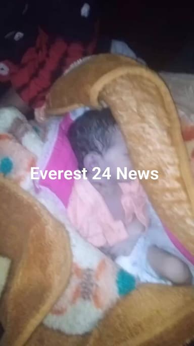 उत्तर प्रदेश के रामपुर में सीएचसी पर एक महिला डिलीवरी के लिए आई डॉ द्वारा बच्चे को जबरदस्ती खींचा गया जिससे बच्चे के शरी...