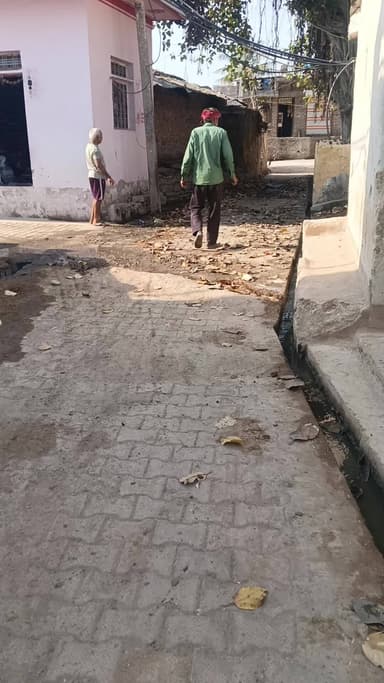 kundi Gram panchayat me Madan mohanji ke. mandir ke samane gandagi ka ambar pichhle kai dino se safai vyavastha khrab