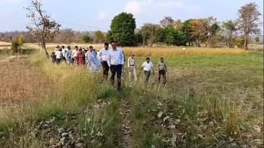 *कलेक्टर श्री तिवारी ने ढीमरखेड़ा क्षेत्र के आधा दर्जन से अधिक गांवों का किया औचक निरीक्षण*
चिलचिलाती धूप में 3 किलोमी...