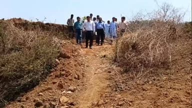 *कलेक्टर श्री तिवारी ने ढीमरखेड़ा क्षेत्र के आधा दर्जन से अधिक गांवों का किया औचक निरीक्षण*
चिलचिलाती धूप में 3 किलोमी...