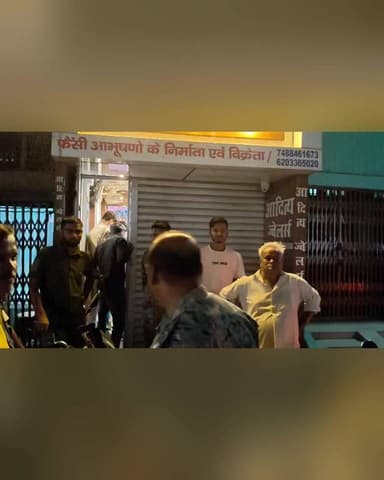 लूट की घटना के बाद सीसीटीवी खंगालने पहुंची पुलिस.. #dhanwar #Crime #CrimeNews #Loot #LatestNews #trendingvideo