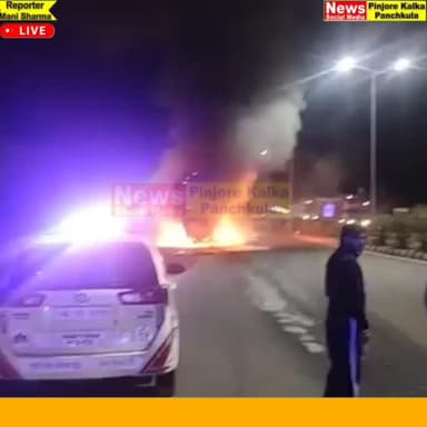 पिंजौर सूरजपुर के समीप चलते ट्रक में लगी भीषण आग, 299 कविंटल गेहूं हुआ खराब ट्रक भी पूरी तरह से जला।
Like /comment /shar...