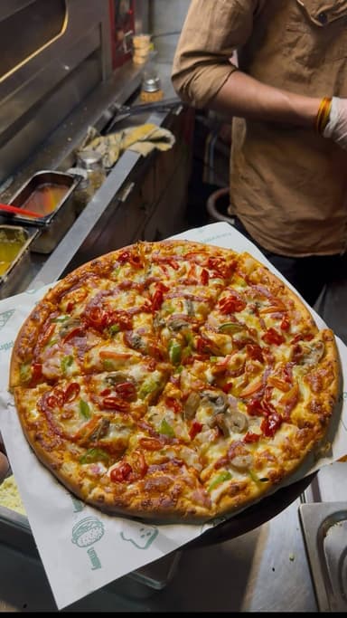 Street cravings > big brands? Lowkey yes. 👀
Weekend pe randomly try kiya Burnt to Hell pizza at Amar Colony Market and ...