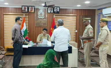 #SP_BHADOHI श्री अभिनव त्यागी द्वारा पुलिस कार्यालय में जनसुनवाई करते हुए आने वाले शिकायतकर्ताओं की समस्याओं को सुना गया...