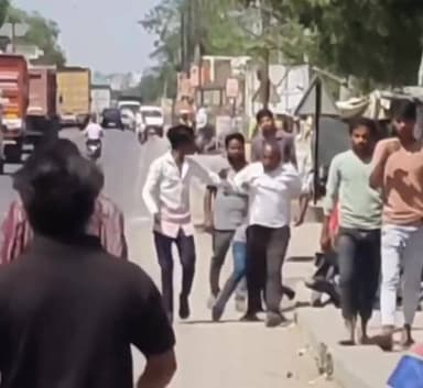 महिला ने ट्रक ड्राइवर को चप्पल और डंडे से पीटा । ड्राईवर ड्राईवर की गलती यह बताई जा रही है की महिला की कार ट्रक से भीड़ ...