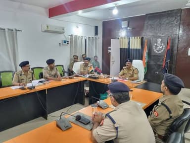 नवागत पुलिस अधीक्षक मऊ श्री कमलेश बहादुर द्वारा पुलिस लाइन सभागार में अपर पुलिस अधीक्षक मऊ व जनपद के समस्त क्षेत्राधिका...